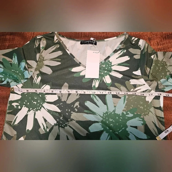 Bon Apple Tea Women's V Neck Long Sleeve Green Daisy Floral Blouse SZ Medium NWT - Picture 9 of 10